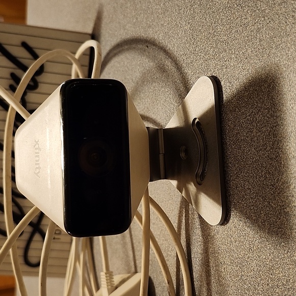 Xfinity home security hub, key pad & camera - Picture 4 of 8